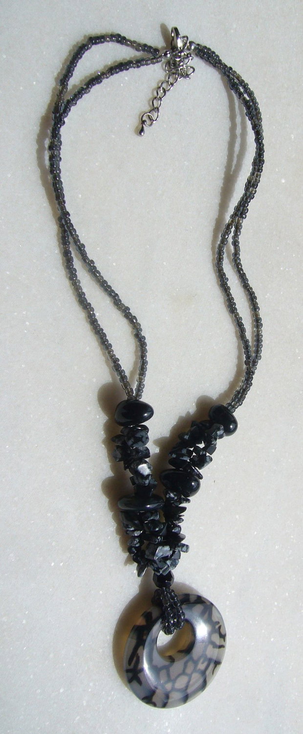 Colier mix pietre (chips-uri obsidian, agate negre, margele de nisip gri si piesa centrala Agata Dragon Vein)
