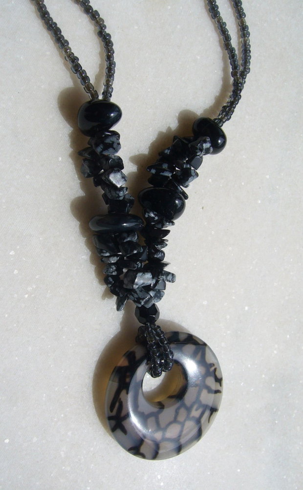 Colier mix pietre (chips-uri obsidian, agate negre, margele de nisip gri si piesa centrala Agata Dragon Vein)