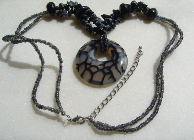 Colier mix pietre (chips-uri obsidian, agate negre, margele de nisip gri si piesa centrala Agata Dragon Vein)