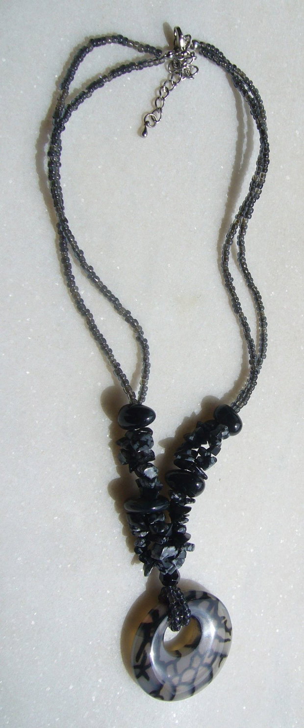 Colier mix pietre (chips-uri obsidian, agate negre, margele de nisip gri si piesa centrala Agata Dragon Vein)