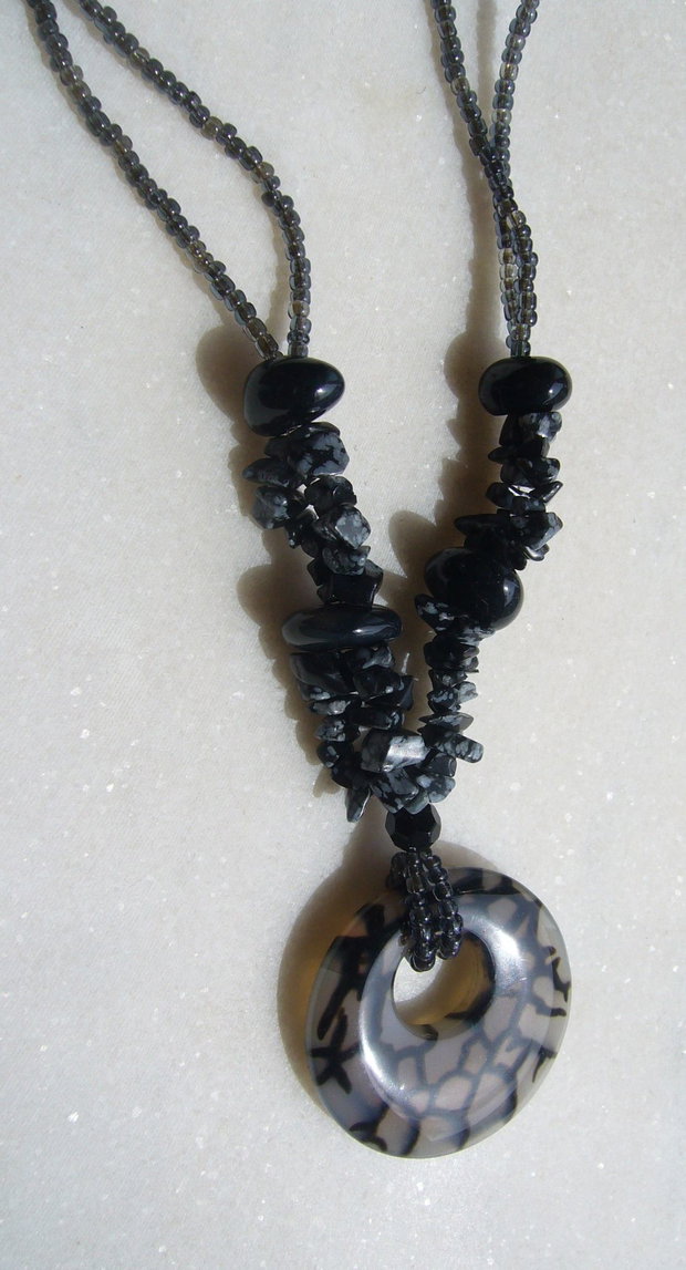 Colier mix pietre (chips-uri obsidian, agate negre, margele de nisip gri si piesa centrala Agata Dragon Vein)