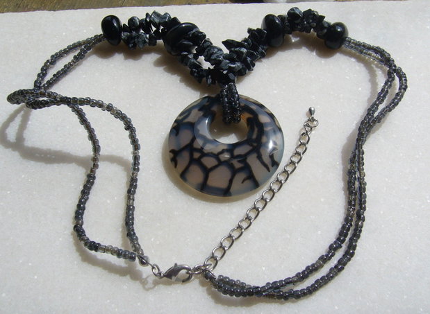 Colier mix pietre (chips-uri obsidian, agate negre, margele de nisip gri si piesa centrala Agata Dragon Vein)