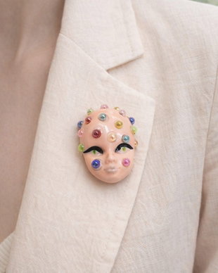 Broșă modelata și pictata manual din lut , colectia Mystery Faces Collection 01317