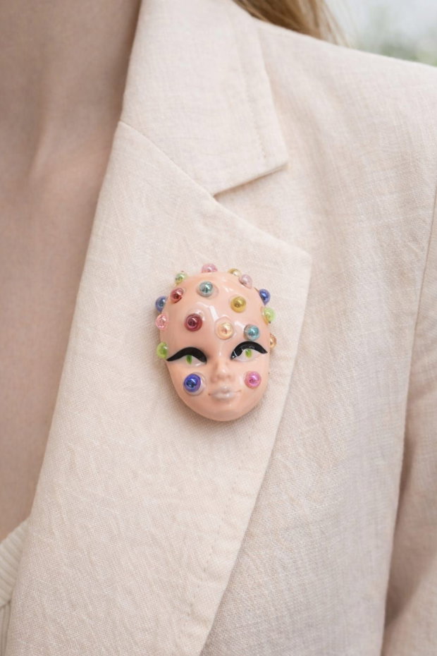 Broșă modelata și pictata manual din lut , colectia Mystery Faces Collection 01317