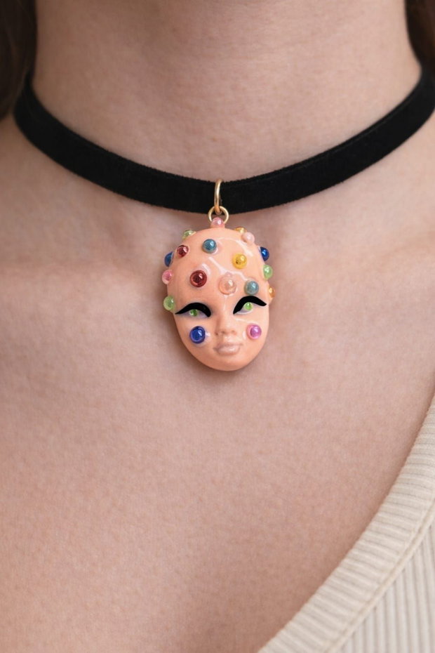Broșă modelata și pictata manual din lut , colectia Mystery Faces Collection 01317