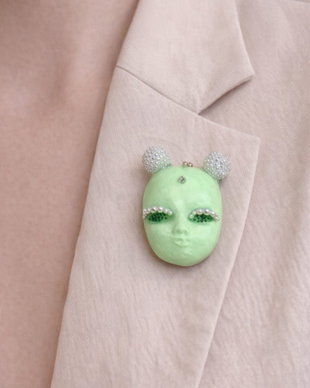 Broșă modelata și pictata manual din lut , colectia Mystery Faces Collection