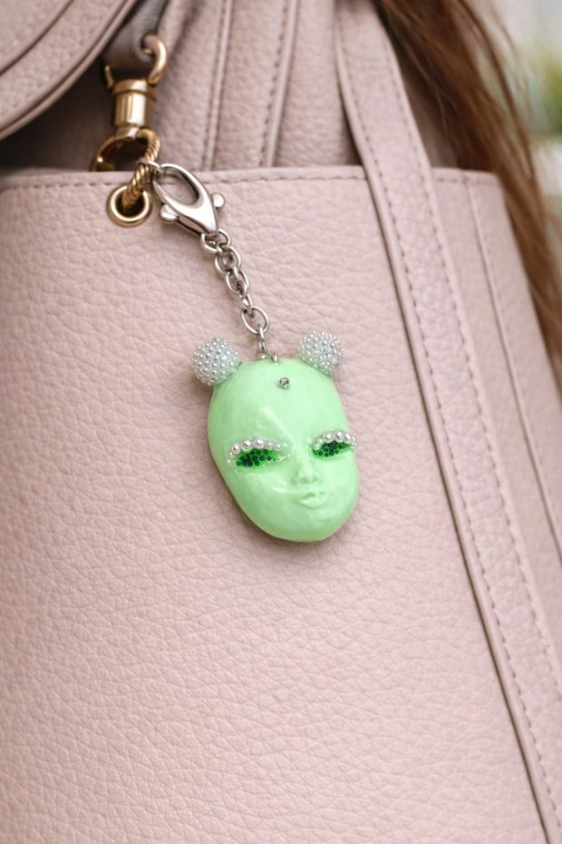Broșă modelata și pictata manual din lut , colectia Mystery Faces Collection