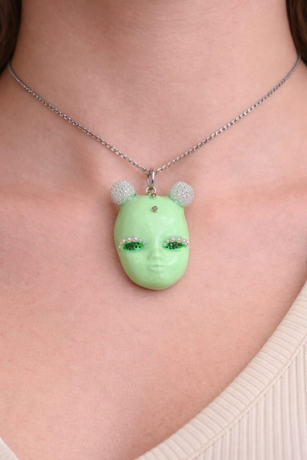 Broșă modelata și pictata manual din lut , colectia Mystery Faces Collection