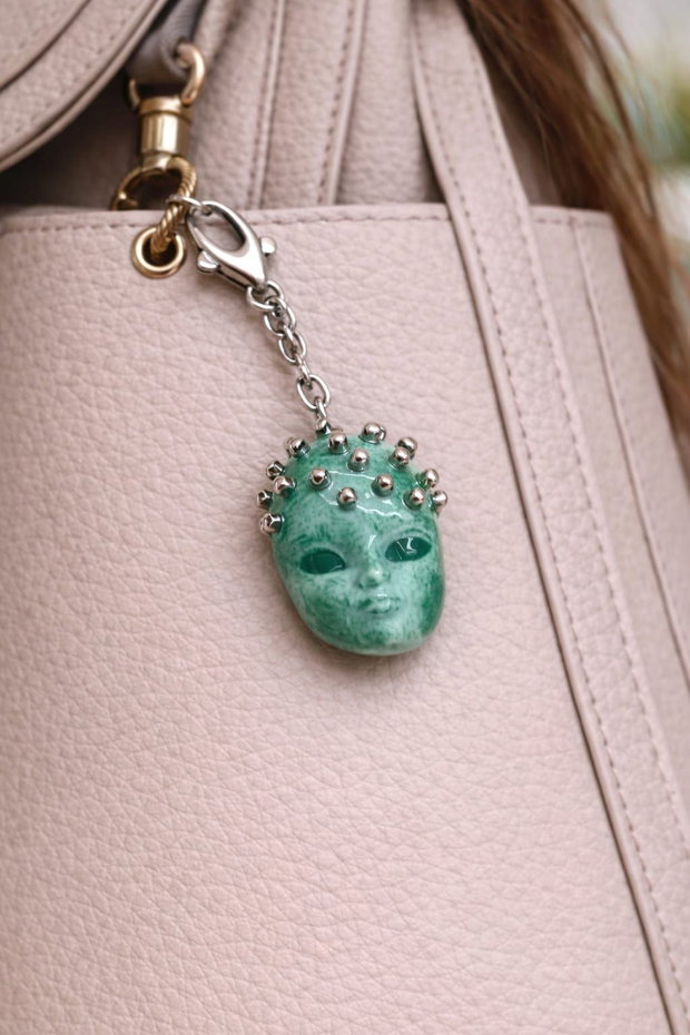 Broșă modelata și pictata manual din lut , colectia Mystery Faces Collection