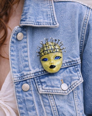 Broșă modelata și pictata manual din lut , colectia Mystery Faces Collection 01308