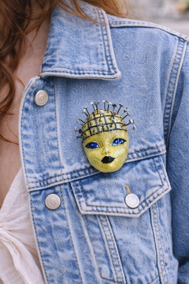 Broșă modelata și pictata manual din lut , colectia Mystery Faces Collection 01308