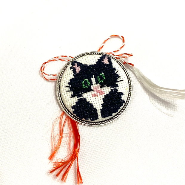 Brosa unicat cu broderie manuala