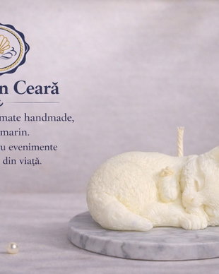 Lumânare decorativă handmade Pisică adormită  ceară de soia, design delicat, ideală ca mărturie