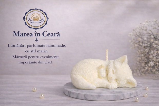 Lumânare decorativă handmade Pisică adormită ceară de soia, design delicat, ideală ca mărturie