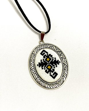 Colier cu broderie traditionala romaneasca, pe panza taraneasca. cod 2801