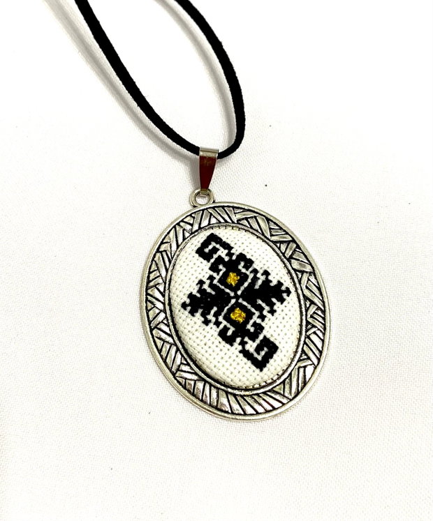 Colier cu broderie traditionala romaneasca, pe panza taraneasca. cod 2801