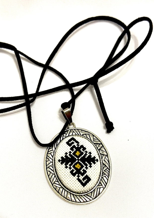 Colier cu broderie traditionala romaneasca, pe panza taraneasca. cod 2801