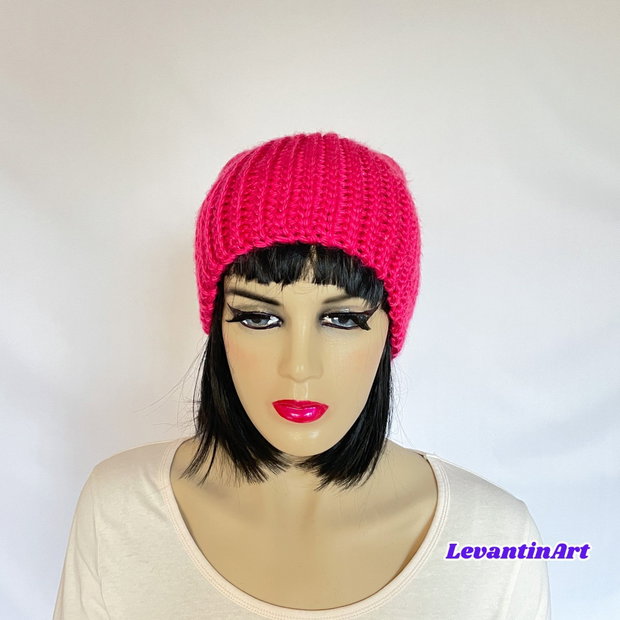 Fes gros roz fucsia cu mot supradimensionat. Fes dama crosetat. Caciula femei, tricotata manual