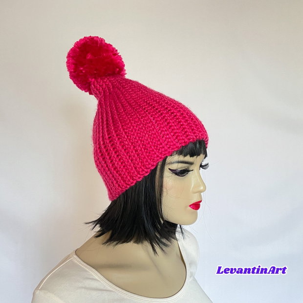 Fes gros roz fucsia cu mot supradimensionat. Fes dama crosetat. Caciula femei, tricotata manual