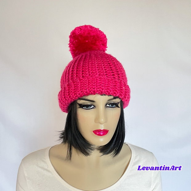 Fes gros roz fucsia cu mot supradimensionat. Fes dama crosetat. Caciula femei, tricotata manual