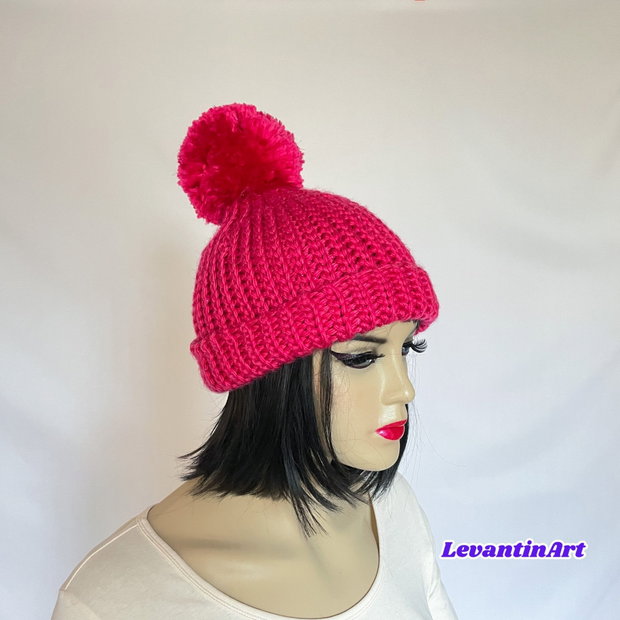 Fes gros roz fucsia cu mot supradimensionat. Fes dama crosetat. Caciula femei, tricotata manual