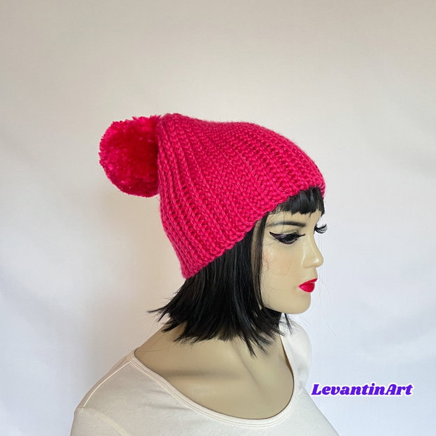 Fes gros roz fucsia cu mot supradimensionat. Fes dama crosetat. Caciula femei, tricotata manual