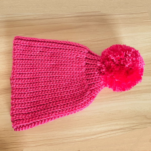 Fes gros roz fucsia cu mot supradimensionat. Fes dama crosetat. Caciula femei, tricotata manual