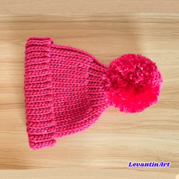 Fes gros roz fucsia cu mot supradimensionat. Fes dama crosetat. Caciula femei, tricotata manual
