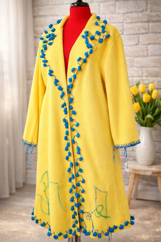 Palton galben cu cordon croșetat și inserții decorative