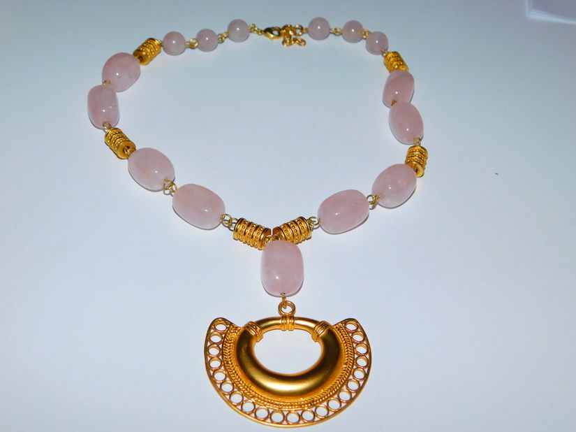 Bijuterii Precolumbiene - colier  masiv ,  cuart roz, placat aur  24 K