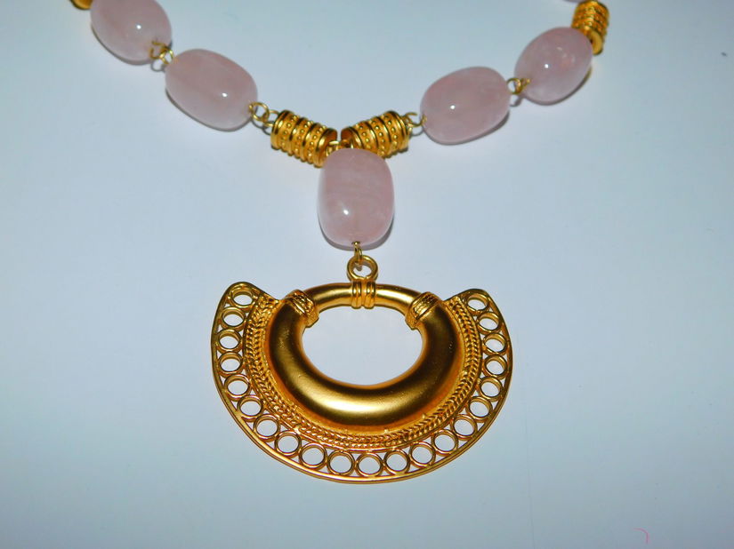 Bijuterii Precolumbiene - colier  masiv ,  cuart roz, placat aur  24 K