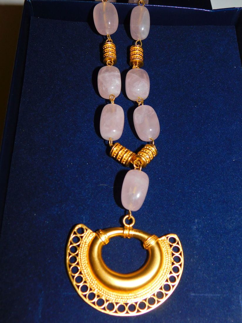 Bijuterii Precolumbiene - colier  masiv ,  cuart roz, placat aur  24 K