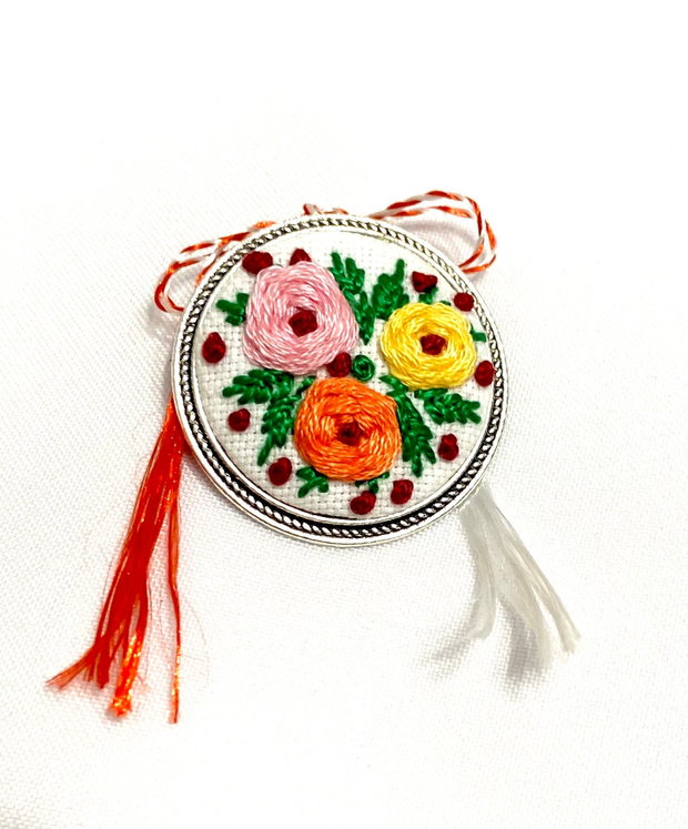 Brosa cu broderie manuala - ramura cu flori