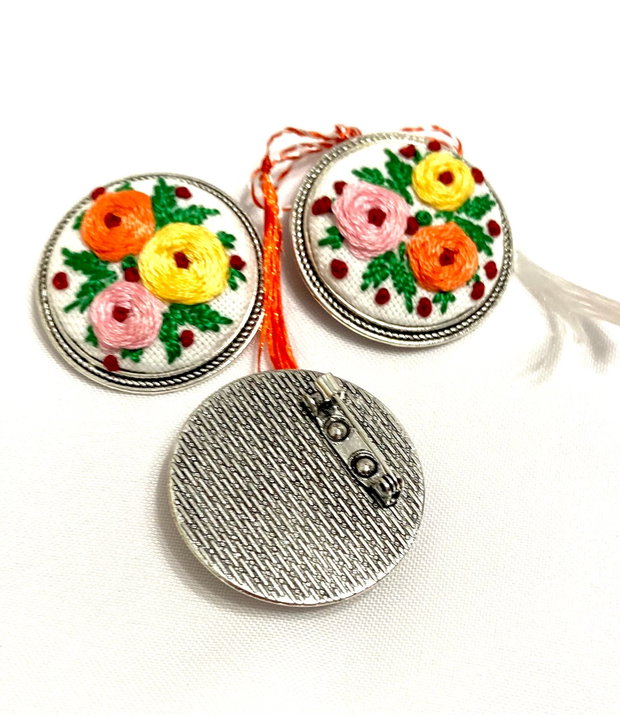Brosa cu broderie manuala - ramura cu flori