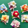 Martisor, clama cu floare crosetata