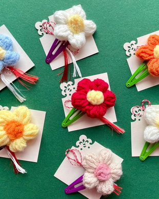 Martisor, clama cu floare crosetata