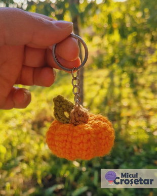 Dovlecel breloc - Povesti la purtator - Martisor crosetat