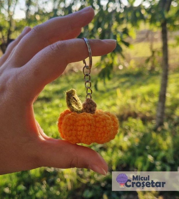 Dovlecel breloc - Povesti la purtator - Martisor crosetat