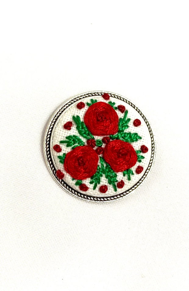Brosa cu broderie manuala - ramura cu flori