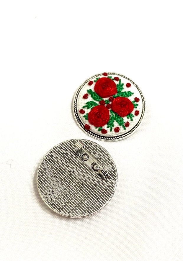Brosa cu broderie manuala - ramura cu flori