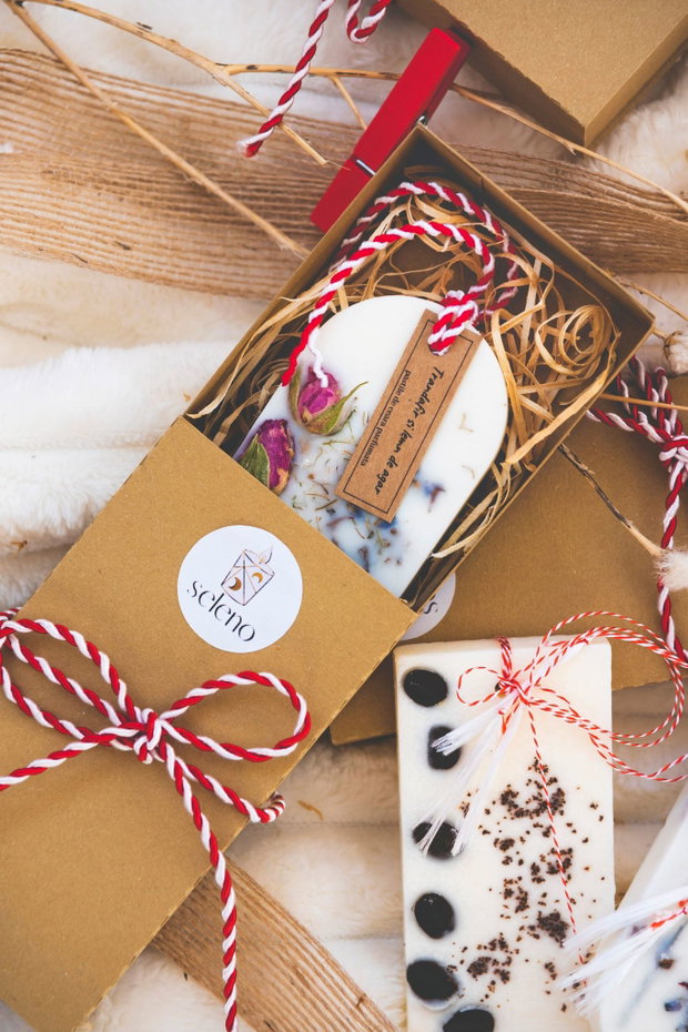 Martisor parfumat din ceara de soia in cutiuta