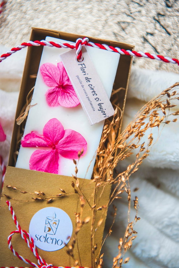 Martisor parfumat din ceara de soia in cutiuta