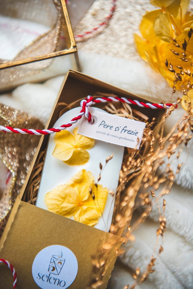 Martisor parfumat din ceara de soia in cutiuta