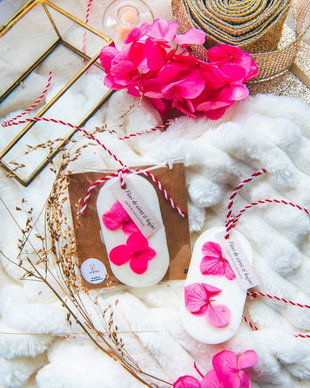 Martisor parfumat din ceara de soia in pungulita fina