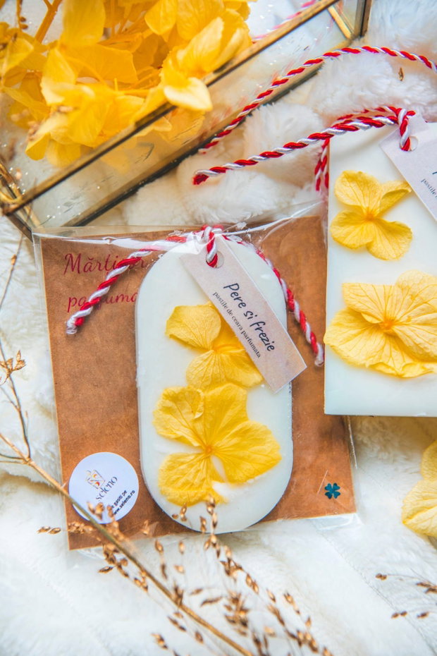 Martisor parfumat din ceara de soia in pungulita fina