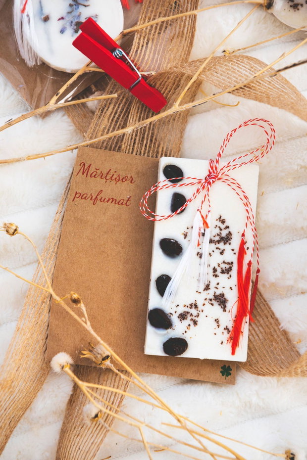 Martisor parfumat din ceara de soia in pungulita fina