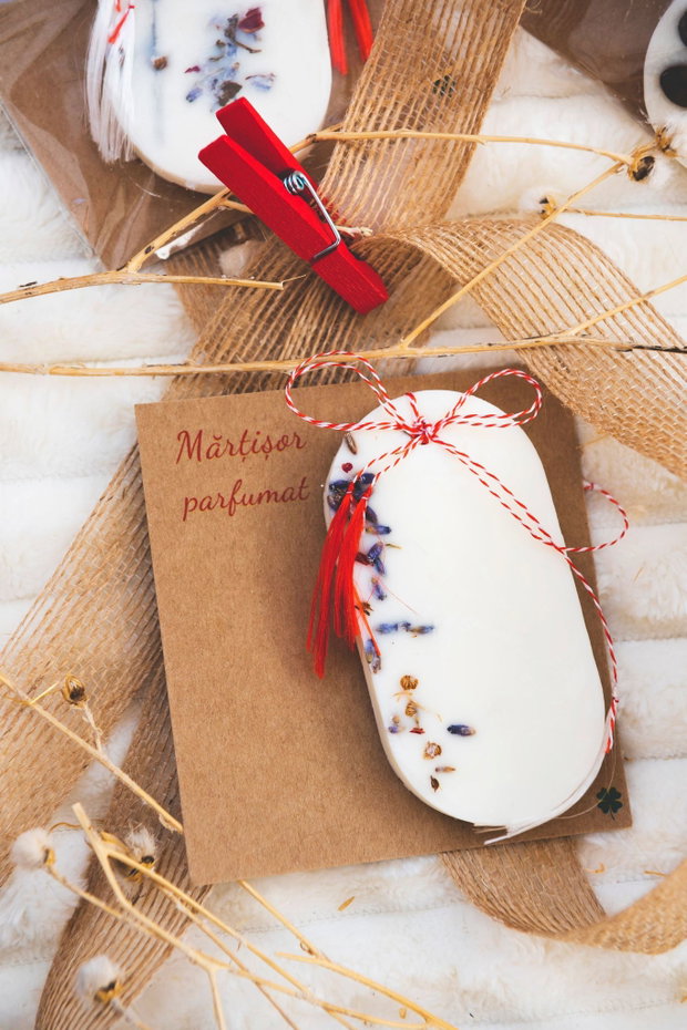 Martisor parfumat din ceara de soia in pungulita fina