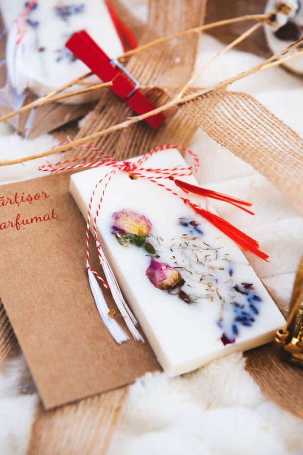Martisor parfumat din ceara de soia in pungulita fina