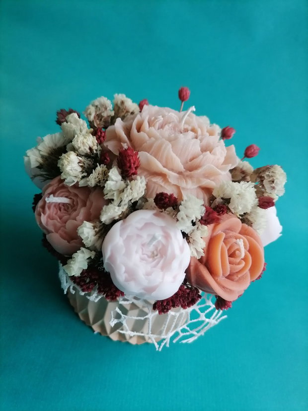 Aranjament floral din lumânări parfumate din ceară de soia handmade, unicat