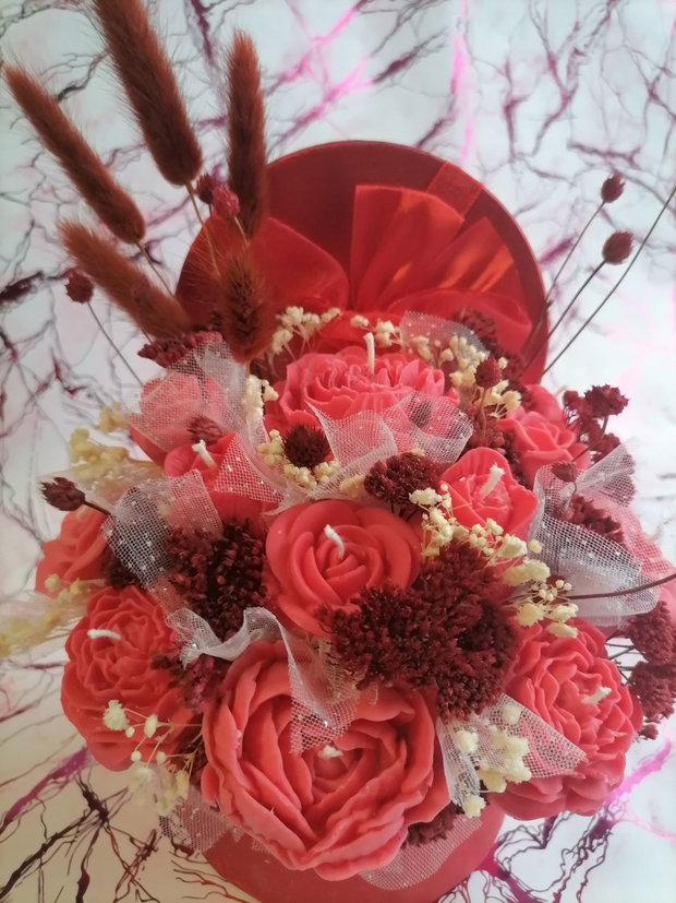 Aranjament floral din lumânări parfumate din ceară de soia handmade, unicat